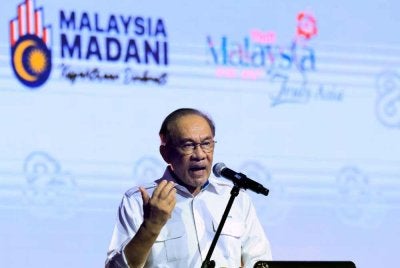 Anwar menyampaikan ucapan pada Majlis Peluncuran Sambutan Ulang Tahun ke-80 TM di Universiti Multimedia (MMU) pada Rabu.