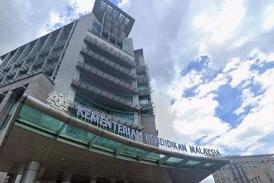 KPM mengarahkan JPN, PPD serta semua institusi pendidikan di bawah naungannya menghentikan serta-merta sebarang aktiviti di luar bilik darjah di kawasan mencatatkan bacaan IPU melebihi 100.- Foto hiasan