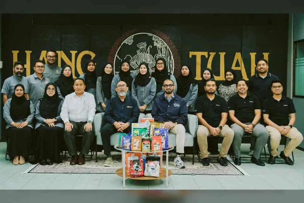 Ketua Pegawai Eksekutif Ekuinas, Aliff Omar Mohamad Omar (empat,kanan) bersama Ketua Pegawai Eksekutif Kopi Hang Tuah, Mohd Shahrizal Zoal (empat,kiri) serta wakil Ekuinas dan Kopi Hang Tuah pada lawatan yang menandakan pelancaran Program Pembangunan Kapasiti selama tiga tahun.