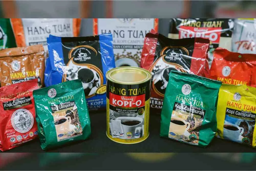 Pilihan produk Kopi Hang Tuah yang menampilkan portfolio kopi pelbagai jenama serta produk terlarisnya, termasuk Kopi Pracampuran Liberica 2-dalam-1 Tanpa Gula (pek hijau), Kopi Pracampuran Robusta 2-dalam-1 Tanpa Gula (pek biru) dan Campuran Kopi 200 gram (pek hijau), sekali gus mencerminkan usaha jenama itu memperkukuh kedudukannya dalam pasaran.