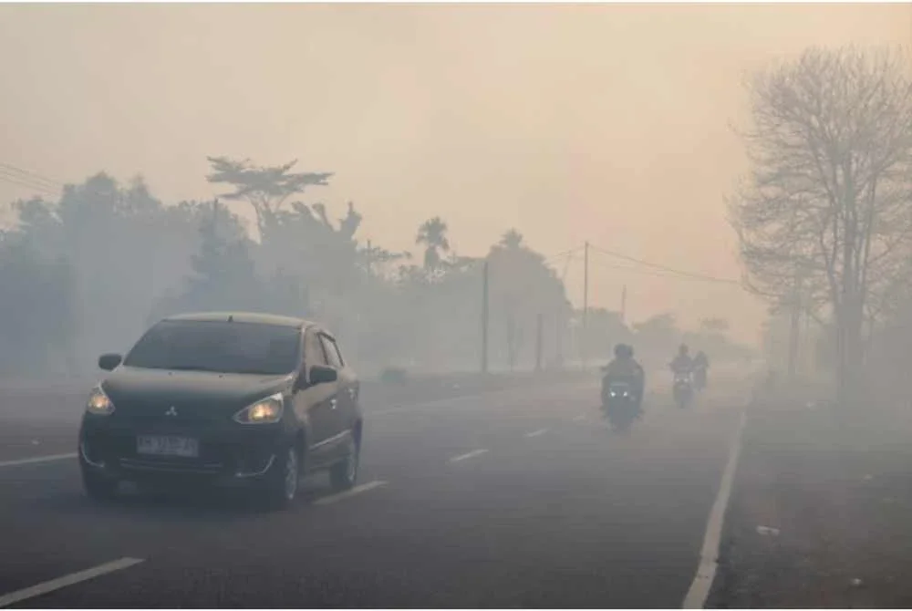 Jerebu tebal menyelubungi bandar Palangka Raya di Kalimatan Tengah. - Foto Agensi