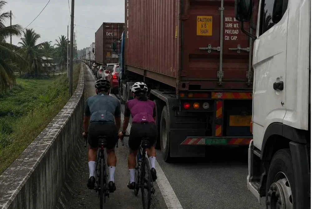 Berbasikal secara beriringan apatah lagi di laluan sibuk bukan pilihan paling selamat. Gambar hiasan