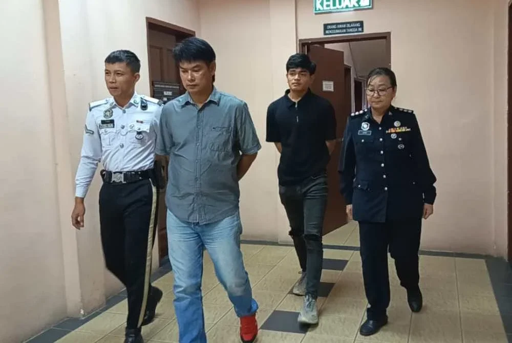 Kedua-dua tertuduh ketika hadir di Mahkamah Tawau pada Rabu.