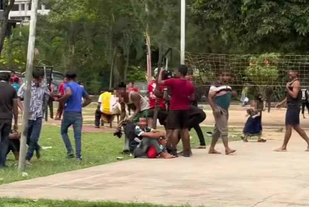 Video yang dikongsikan menerusi aplikasi Threads itu memaparkan lebih 30 individu berada di kawasan taman berkenaan pada satu-satu masa