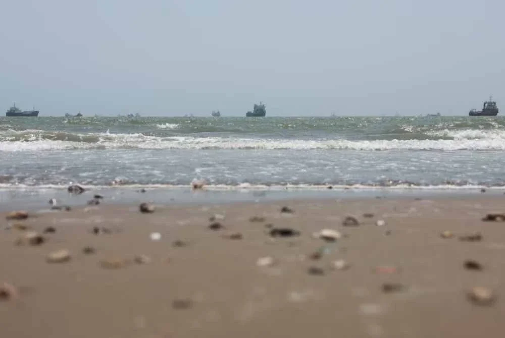 Kapal belayar di Selat Hormuz, laluan strategik yang menjadi tumpuan susulan rundingan Iran dan Oman bagi mewujudkan koridor perkapalan sementara. Foto Fail