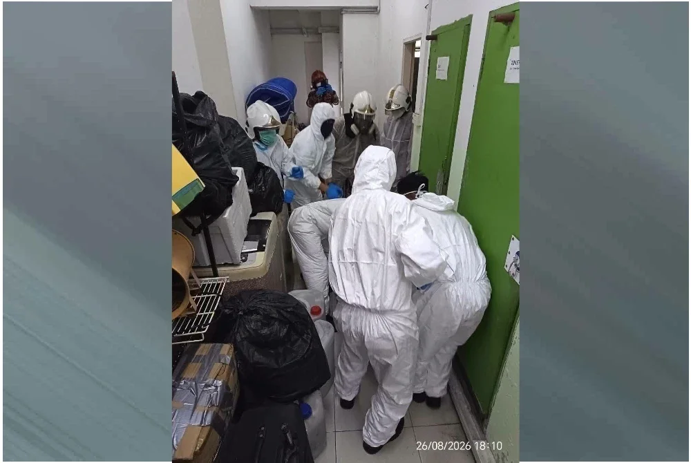 Pihak polis menerima panggilan pada jam 4.55 petang dan mendapati pintu bilik tersebut berkunci dari dalam, serta terdapat bau busuk yang kuat dari dalam bilik berkenaan.