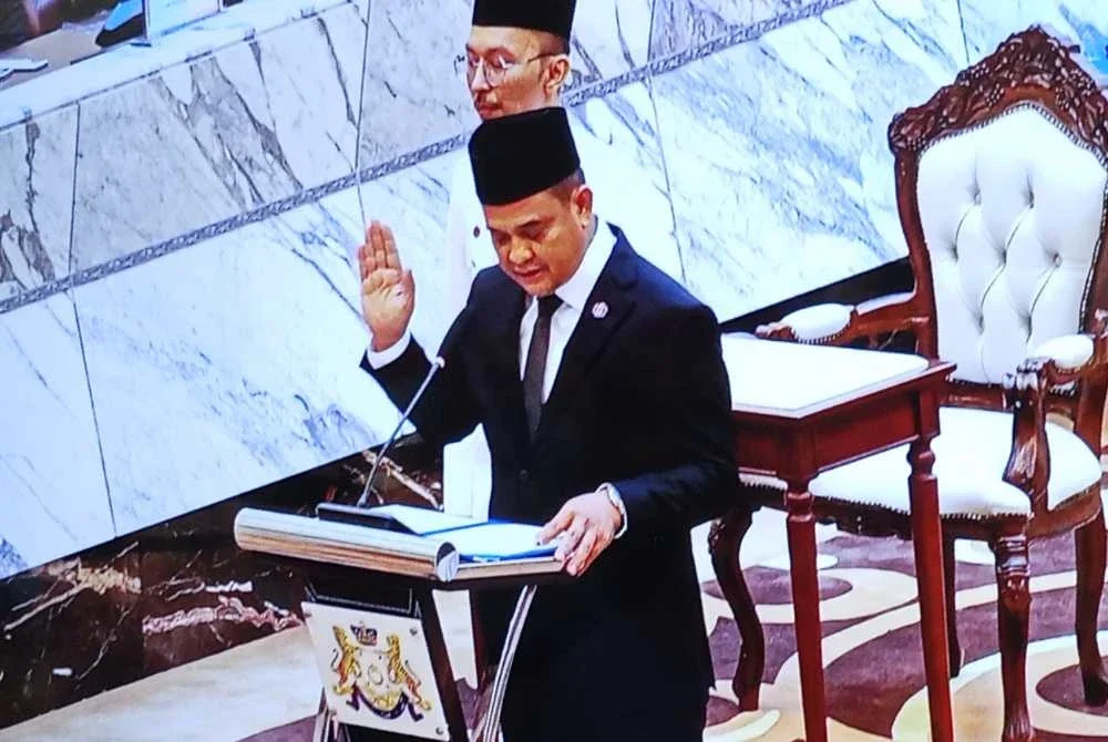 Zahari mengangkat sumpah sebagai Speaker Dewan Undangan Negeri pada Mesyuarat Pertama bagi Penggal Persidangan Pertama Dewan Negeri Johor yang ke-16 di Dewan Sidang Negeri Bangunan Sultan Ismail pada Khamis.