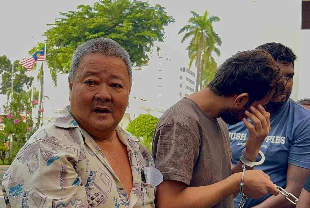Tertuduh, Ooi Hock Wa (kiri) didakwa melakukan kesalahan berkaitan kecederaan menggunakan sebilah senjata atau objek besi sehingga menyebabkan kecederaan parah kepada seorang lelaki.