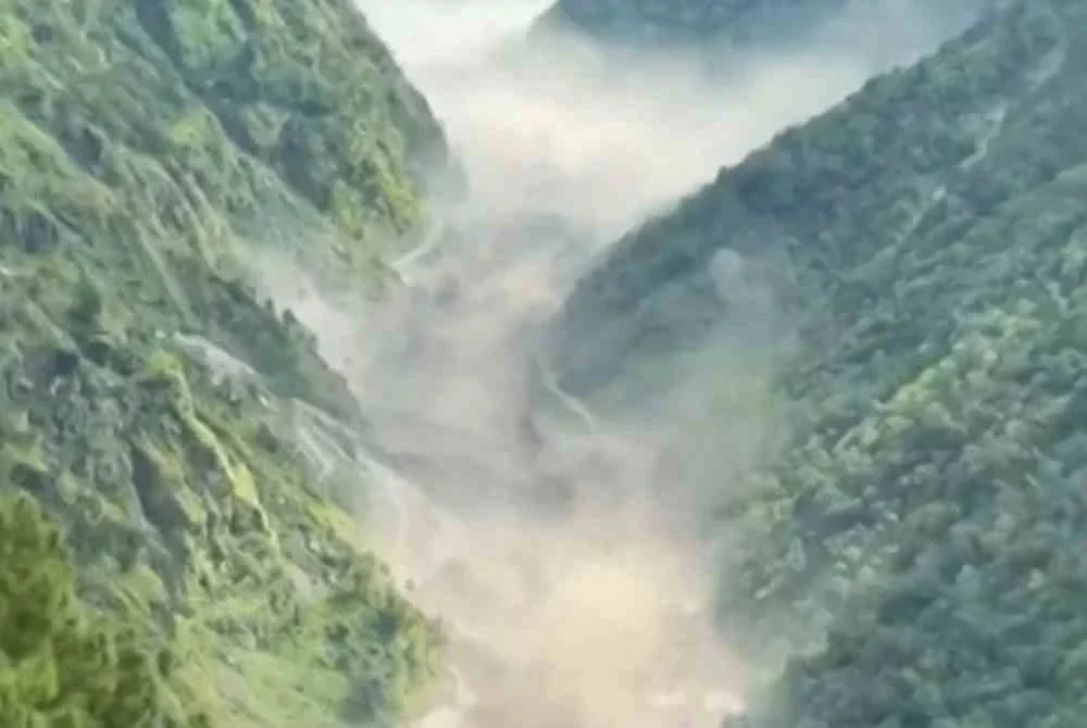 Ratusan lagi dilaporkan hilang selepas banjir kilat besar menghanyutkan beberapa perkampungan dan merosakkan kemudahan asas di Nepal.