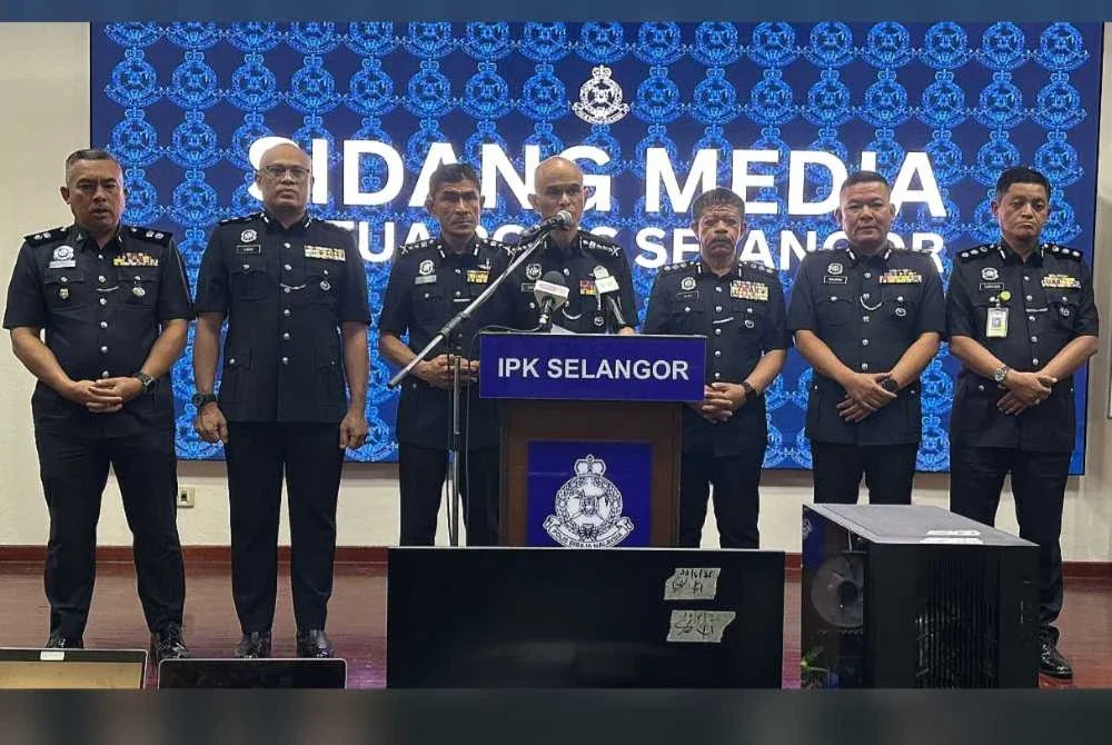 Shazeli (tengah) dalam sidang akhbar di IPK Selangor pada Khamis.
