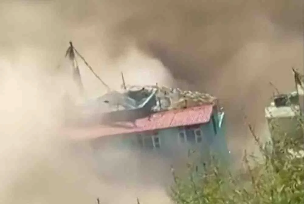 Kejadian kepala air dashyat itu dipercayai berlaku sekitar jam 9 hingga 10 pagi waktu Nepal. 