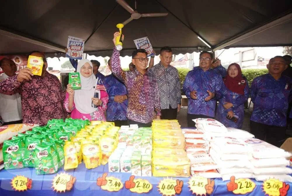 Mohamad (tengah) ketika melawat ke reruai pameran yang disediakan di Karnival Jom IKMa sempena Sambutan Jubli Platinum 70 Tahun IKMa - Foto Rosli Talib