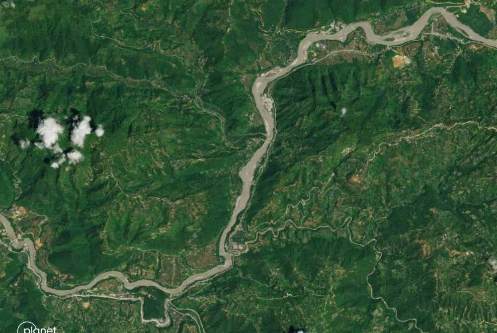 Imej satelit edaran yang dikeluarkan oleh Planet Labs ini menunjukkan pemandangan udara Kolpurtar di daerah Nuwakot, Nepal. Foto AFP