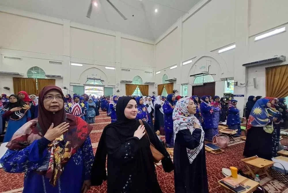 Program anjuran bersama Rumah Ngaji Perak dan Rumah Ngaji Masjid Al Hidayah itu menampilkan pengisian tadabbur al-Quran menghayati Surah al-Muzzammil, al-Balad dan al-Baqarah.