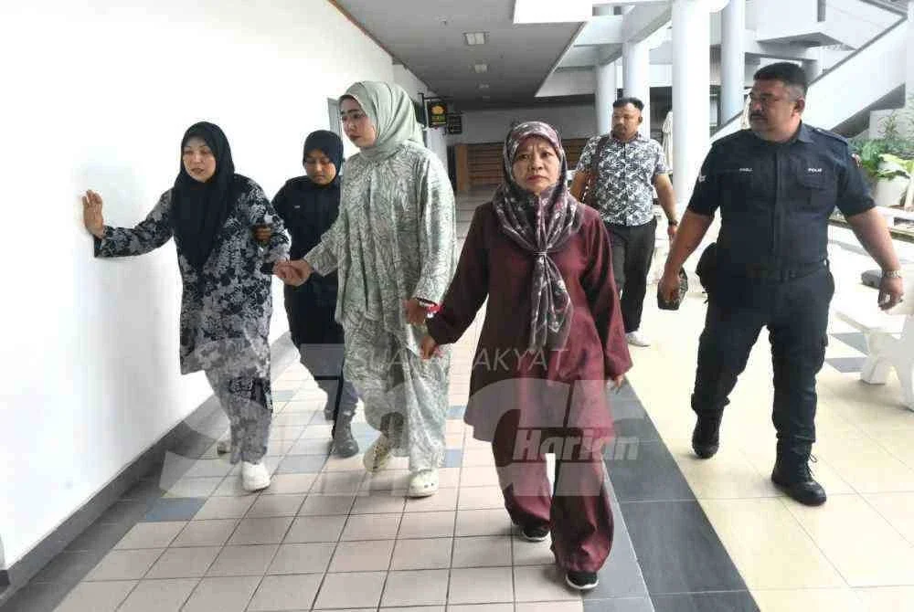 Dari kanan Deni, Nurathirah Natasha dan W Norizan beriringan keluar dari Mahkamah Majistret sejurus selepas selesai pertuduhan dibacakan. Foto: Sinar.