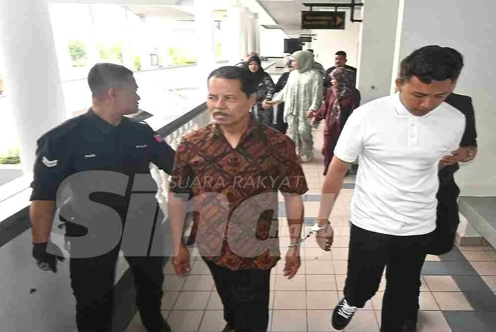 Muhammad Alif Najmi (kanan) dan Md Isaa dibawa keluar dari Mahkamah Majistret selepas pertuduhan dibacakan.Foto: Sinar.