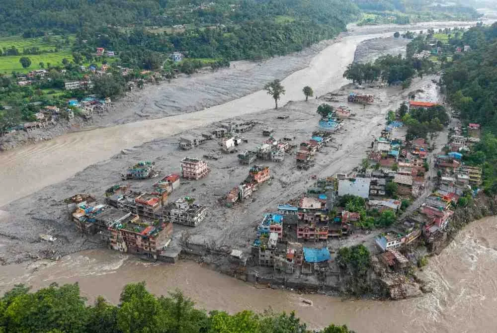 Pemandangan udara menunjukkan rumah-rumah ditenggelami lumpur susulan banjir kilat di Devighat, Perbandaran Bidur, daerah Nuwakot, Nepal. Foto AFP