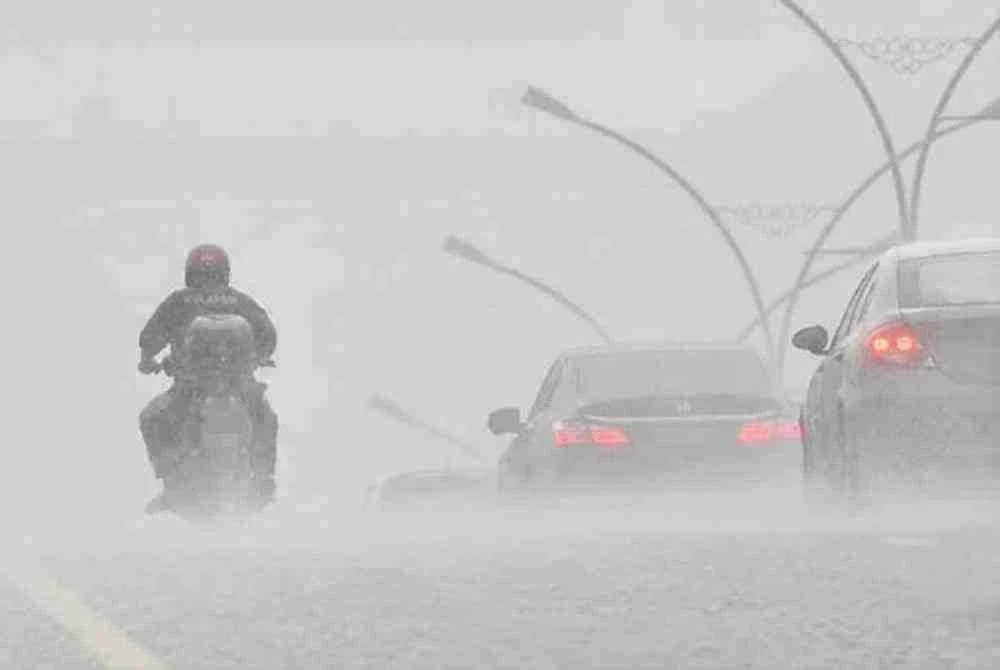 Amaran ribut petir, hujan lebat dan angin kencang dijangka melanda lima negeri serta Kuala Lumpur pada petang ini. Gambar hiasan