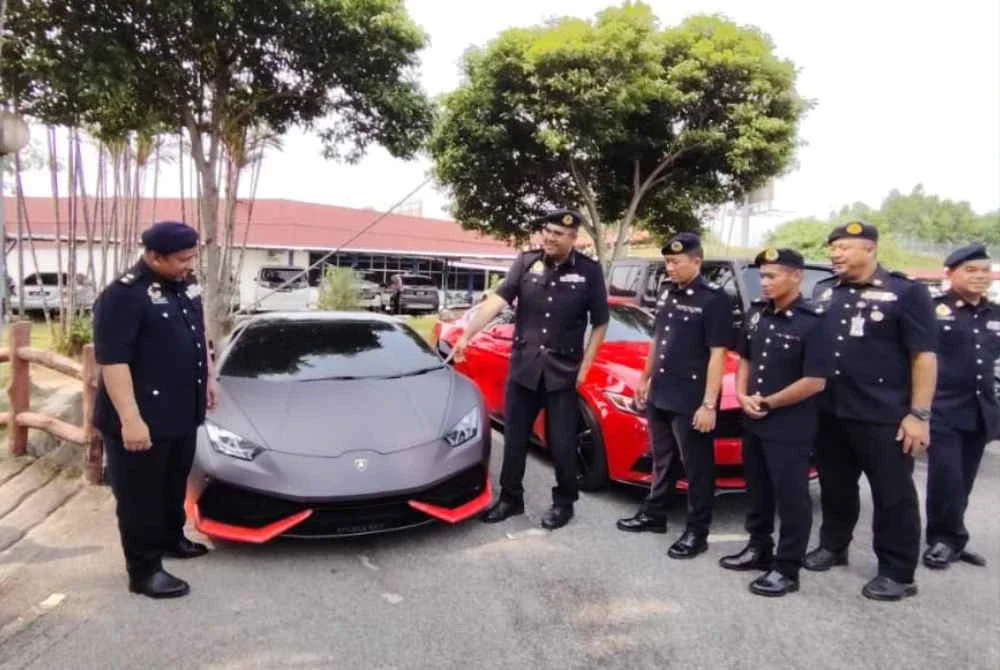 Jasyindar (dua dari kiri) menunjukkan Lamborghini yang disita kerana tiada cukai jalan.