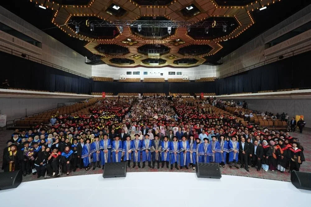 Suasana meriah dan penuh keceriaan para graduan Akademi Vokasional McDonald’s Malaysia Kali Ke-6 ketika meraikan kejayaan mereka bersama rakan-rakan dan keluarga, menandakan berakhirnya satu perjalanan pembelajaran serta permulaan langkah baharu dalam kerjaya mereka.