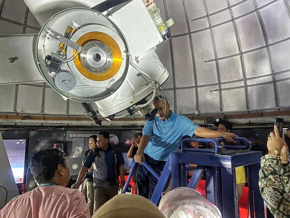 Pengunjung berpeluang menggunakan teleskop terbesar di Malaysia.