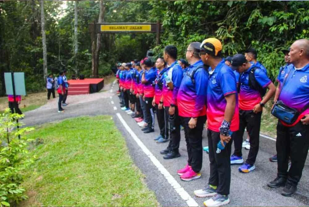 Warga IPD Mersing mengibar 69 Jalur Gemilang selepas berjaya menawan puncak Gunung Arong, Tanjung Resang. - Foto IPD Mersing