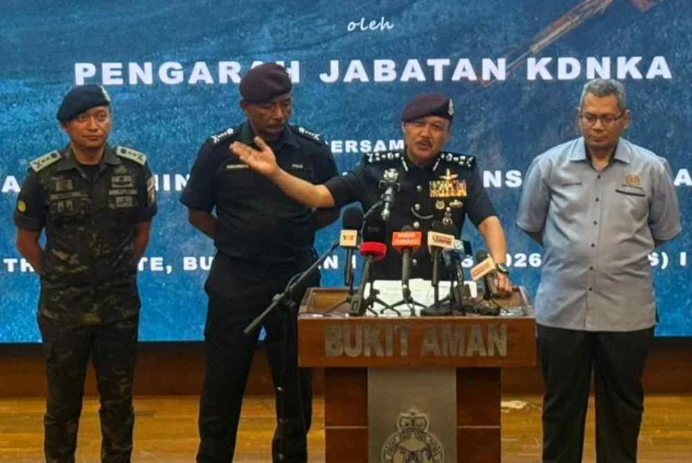 Mohd Yusri (dua dari kanan) ketika sidang akhbar pada Khamis.