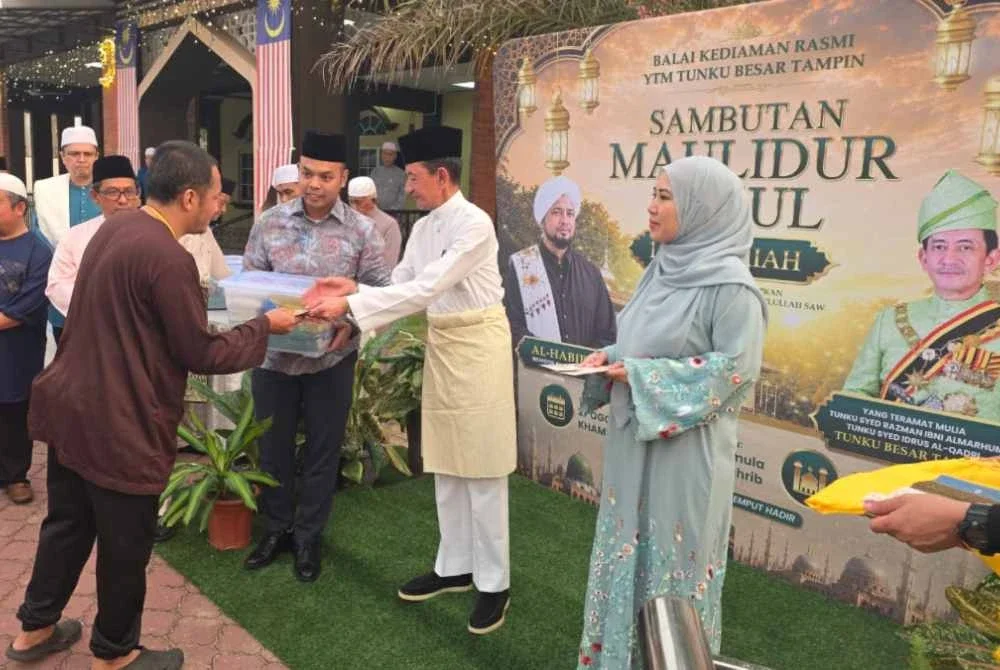 Tunku Besar Tampin, Tunku Syed Razman Tunku Syed Idrus Al-Qadri sambil ditemani isteri, Cik Puan Isteri Anis Sobari menyampaikan sumbangan bakul makanan dan wang tunai kepada penerima sempena majlis Maulidur Rasul, di pekarangan Surau Al- Khusyu', Balai Kediaman Rasmi Tunku Besar Tampin pada Khamis.