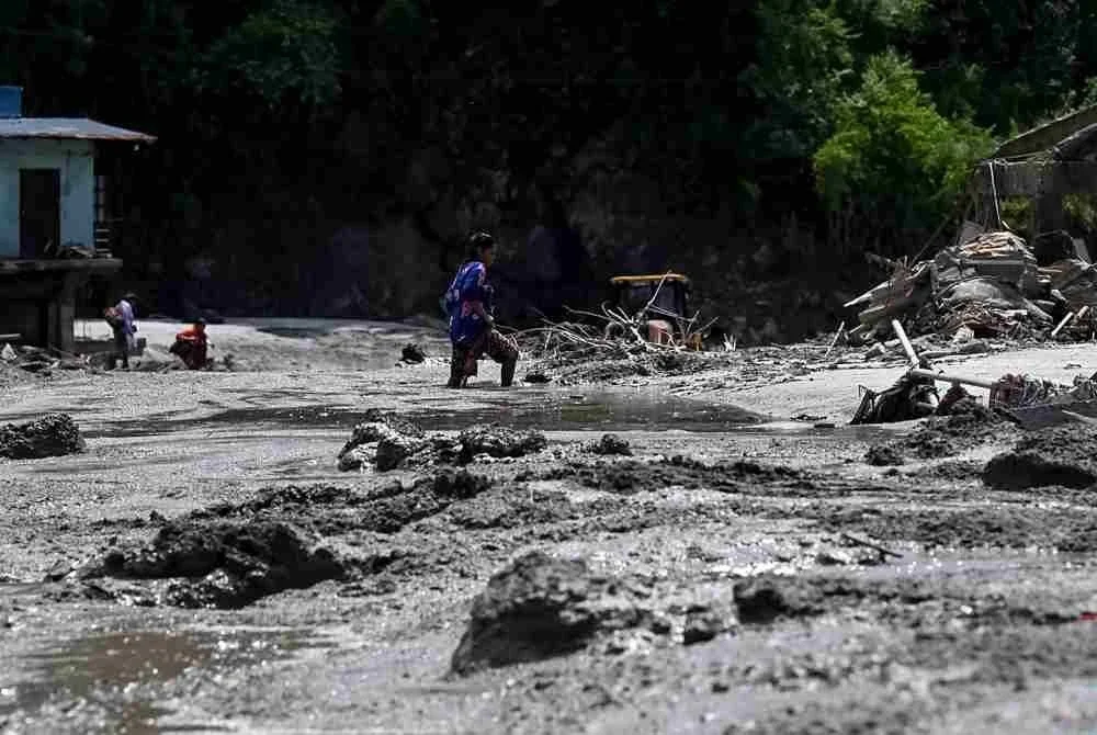 Sekurang-kurangnya 332 orang maut dalam kejadian banjir yang membawa kemusnahan besar selepas Sungai Bhote Koshi melimpah di daerah Rasuwa, Nepal pada Rabu. Foto AFP