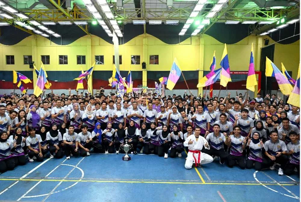 Prof Mohd Sazili, Ahmad Tarmizy bersama barisan atlet UiTM semasa Majlis Penyerahan Bendera Kontinjen UiTM ke SUKIPT 2026 di Kompleks Sukan UiTM Shah Alam pada Khamis.