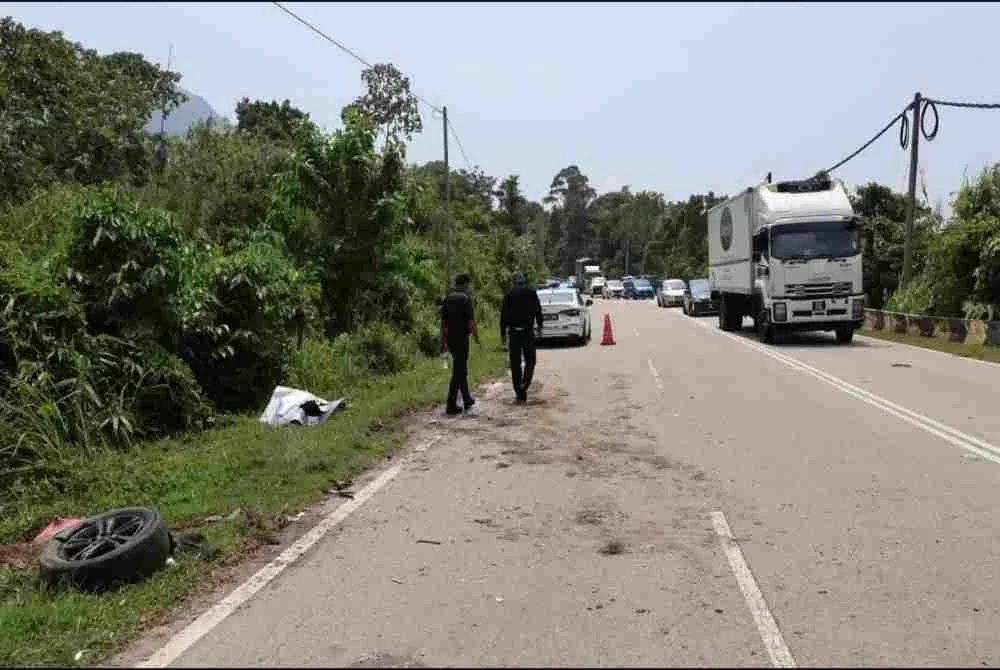Kemalangan berlaku semasa pihak polis mengekori kenderaan dinaiki beberapa individu. Foto: PDRM