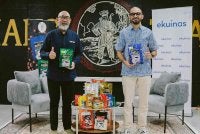 Ketua Pegawai Eksekutif Kopi Hang Tuah, Mohd Shahrizal Zoal (kiri) dan Ketua Pegawai Eksekutif Ekuinas, Aliff Omar Mohamad Omar bersama rangkaian produk Kopi Hang Tuah.
