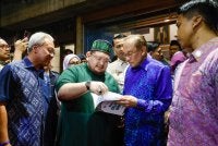Anwar selepas selesai menghadiri Forum Ilmuwan Malaysia Madani Siri 13 yang bertemakan Pendidikan Masa Depan Negara dan AUKU di Dewan Tunku Canselor (DTC), Universiti Malaya pada Rabu. Foto Bernama