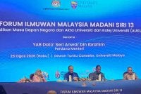 Fadhlina (kiri) menjadi panel pada Forum Ilmuwan Malaysia Madani Siri 13 bertajuk Pendidikan Masa Depan Negara dan Akta Universiti dan Kolej Universiti (AUKU) di Universiti Malaya pada Rabu.