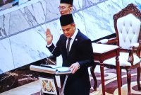 Zahari mengangkat sumpah sebagai Speaker Dewan Undangan Negeri pada Mesyuarat Pertama bagi Penggal Persidangan Pertama Dewan Negeri Johor yang ke-16 di Dewan Sidang Negeri Bangunan Sultan Ismail pada Khamis.