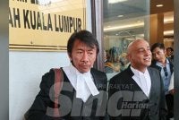 Amer Hamzah (kiri) ketika berada di Mahkamah Sesyen Kuala Lumpur pada Khamis. Foto: Sinar Harian/ Ahmad Ismadi Ismail