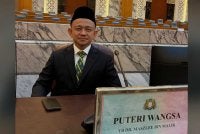 Maszlee Mengenakan tali leher Maktab Sultan Abu Bakar ketika mengangkat sumpah sebagai ADUN Puteri Wangsa di Bangunan Sultan Ismail, Kota Iskandar pada Khamis.