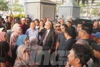 Antara penyokong Ismail Sabri yang hadir di Kompleks Mahkamah Kuala Lumpur pada Khamis. Foto: Sinar Harian/ Rosli Talib 