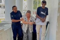  Tertuduh warga emas (tengah) diserang sawan ketika prosiding mahkamah.