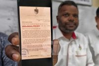 Arul Kumar menunjukkan surat daripada Pejabat Menteri Besar yang meminta laporan peruntukan Pusat Khidmat DUN dan laporan kesejahteraan rakyat bagi tahun 2026. Foto Sinar Harian