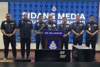 Shazeli (tengah) dalam sidang akhbar di IPK Selangor pada Khamis.