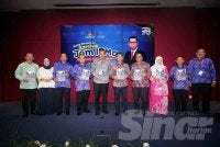 Mohamad dan Mohd Ali (berdiri tengah) merasmikan Karnival Jom IKMa sempena Sambutan Jubli Platinum 70 Tahun IKMa pada Khamis - Foto Rosli Talib