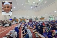 Program Malaysia #QuranHour peringkat negeri Perak yang berlangsung di Masjid Al Hidayah, RPT Pengkalan Pegoh Seberang, Lahat pada Khamis berjaya menghimpunkan kira-kira 500 peserta daripada seluruh jaringan Rumah Ngaji di Perak. Gambar kecil: Abd Rashid
