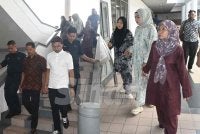 Mengikut pertuduhan, kesemua lima meraka didakwa melakukan gaduh gempar dengan memukul antara satu sama lain di tempat awam