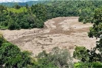 Arus deras air berlumpur mengalir melalui sebatang sungai selepas kejadian banjir kilat di Nepal. Foto AFP