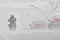 Amaran ribut petir, hujan lebat dan angin kencang dijangka melanda lima negeri serta Kuala Lumpur pada petang ini. Gambar hiasan 