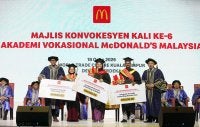 Zainal bersama Azmir bergambar bersama Penerima Anugerah Perantis pada Majlis Konvokesyen Kali ke-6 Akademi Vokasional McDonald’s Malaysia yang diadakan di World Trade Centre (WTC) Kuala Lumpur baru-baru ini.