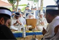 Sultan Pahang Al-Sultan Abdullah Ri'ayatuddin Al-Mustafa Billah Shah dan Tengku Ampuan Pahang Tunku Azizah Aminah Maimunah Iskandariah menadah tangan mengaminkan doa selepas selesai bacaan talkin pada Istiadat Pemakaman Yang Amat Mulia Tengku Puteri Seri Kemala Tengku Dato' Sri Setia Hajah Aishah binti Al-Marhum Sultan Haji Ahmad Shah Al-Musta'in Billah di Makam Diraja Pahang, pada Khamis. Foto Bernama