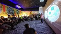 Petugas Balai Cerap Negeri Sembilan memberikan penerangan berkenaan bidang astronomi kepada pengunjung.