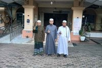 Wan Muhammad (tengah) bergambar di hadapan Masjid Al-Munir, Mukim Badang, Kota Bharu bersama Imam Muda, Mohd Fadhil Mat Yusof (kanan) dan Bendahari, Saidi Latif (kiri).